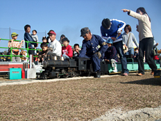 写真：ガーデンパークでのミニSL運行