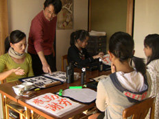 写真：書道教室で指導する石田さん