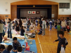 写真：入野中学校で開かれたおもちゃ病院